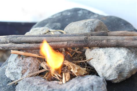 Cara Membuat Api Efektif Dari Batu dengan Mudah